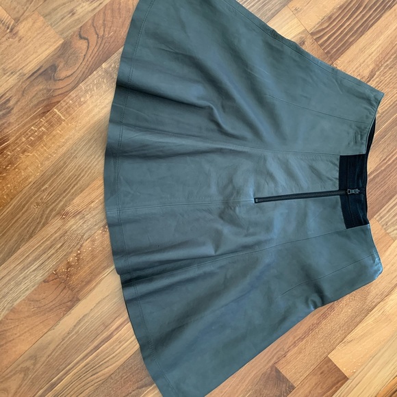 Alice + Olivia leather grey mini skirt - Picture 3 of 6